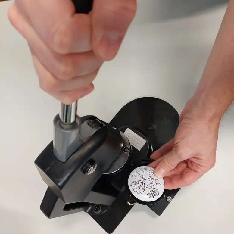 Výroba odznakov pomocou buttonkovača počas kreatívneho teambuildingu