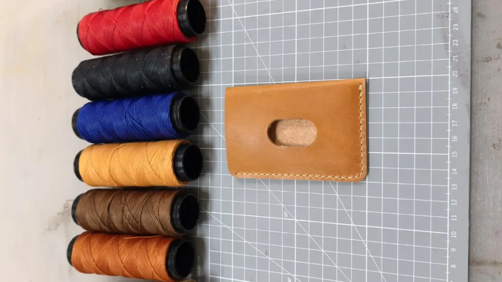 Kožiarsky workshop na teambuildingu – výroba koženého doplnku a šitie kože