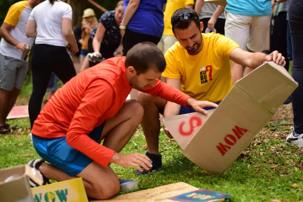 Tím stavia veľkú raketu z kartónu počas kreatívneho teambuildingu