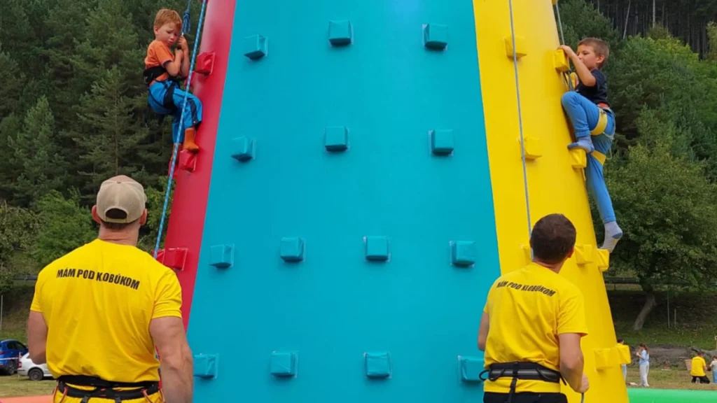 Deti lezú na nafukovacej lezeckej stene počas family day – zábavná adrenalínová aktivita pre všetkých