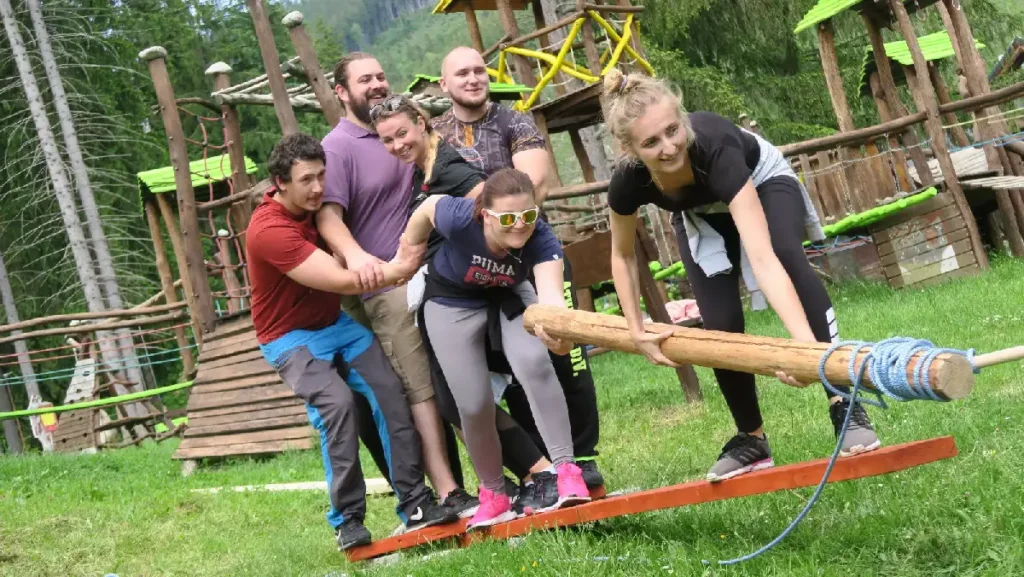 Teambuildingová aktivita Operácia zakázaná zóna – tím zostavil konštrukciu na získanie predmetu zo zakázanej zóny