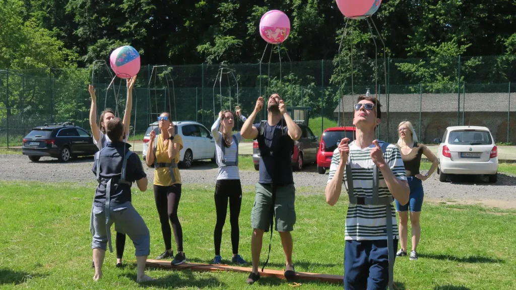 Zábavná teambuildingová aktivita s hlavou v oblakoch – koordinácia a spolupráca tímu