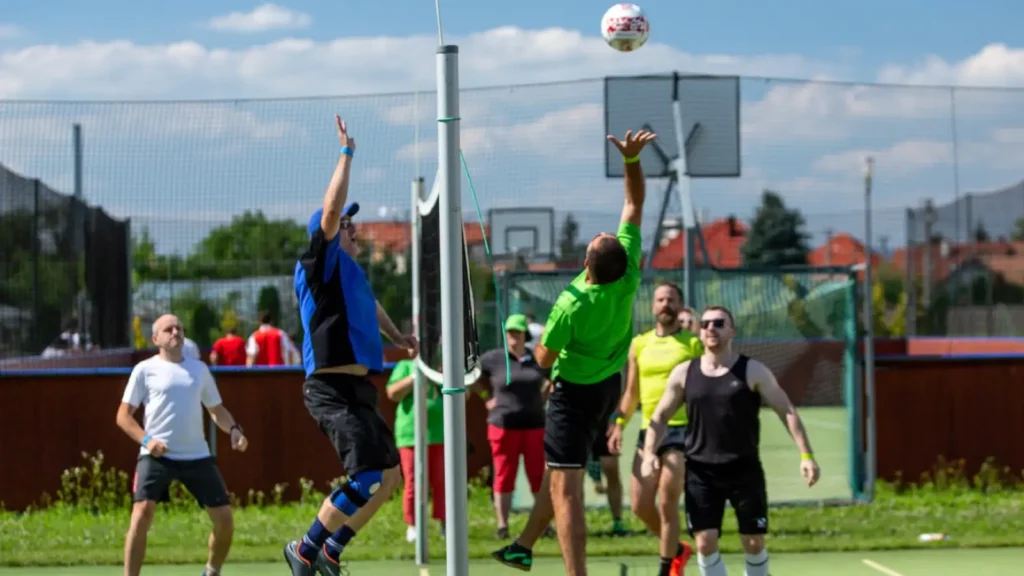 Teambuildingový športový turnaj – účastníci hrajú volejbal v tímovej súťaži