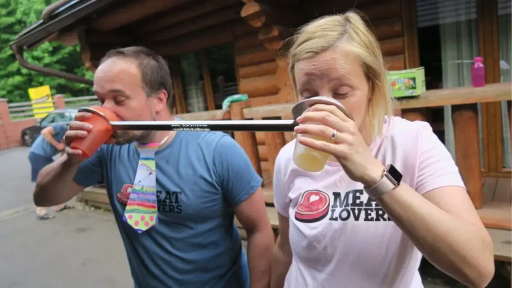 Účastníci teambuildingu si vychutnávajú synchronizované pivo - zábavná tímová aktivita