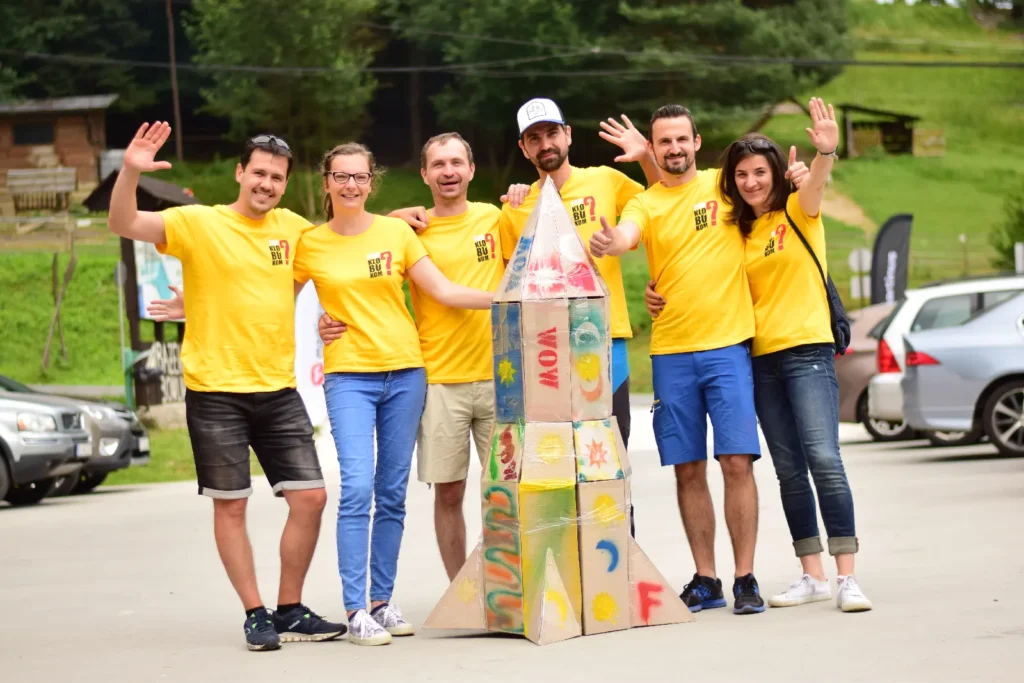 Tím Pod klobúkom prezentuje výsledok kreatívnej úlohy počas firemného teambuildingu